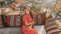 Dara Arafah dikenal sebagai selebgram cantik yang aktif di media sosial. Ia sering membagikan momennya saat liburan bersama keluarga dan teman-temannya. Foto: Instagram @daraarafah