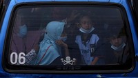 Warga berada di dalam angkot yang melintas Jalan Margonda Raya, Depok, Jawa Barat. Adha ANTARA FOTO/SIGID KURNIAWAN.