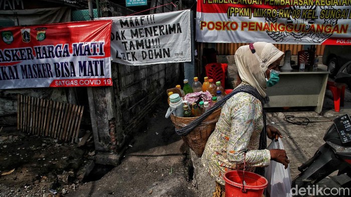 Lonjakan kasus COVID-19 di Tanah Air dinilai sebagai tanda Indonesia kini tengah hadapi gelombang kedua Corona. Akibat hal itu, zona merah pun bertambah.