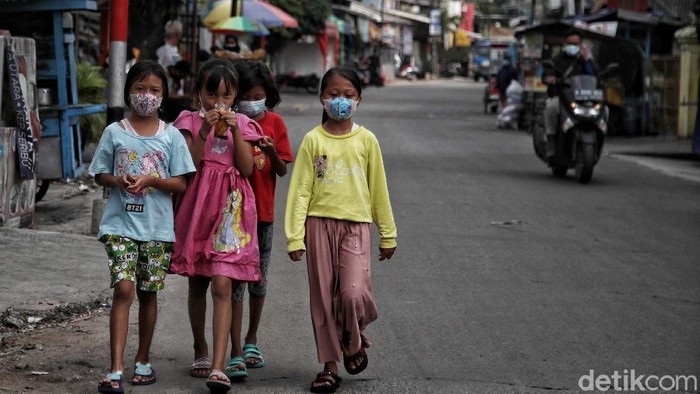 Lonjakan kasus COVID-19 di Tanah Air dinilai sebagai tanda Indonesia kini tengah hadapi gelombang kedua Corona. Akibat hal itu, zona merah pun bertambah.