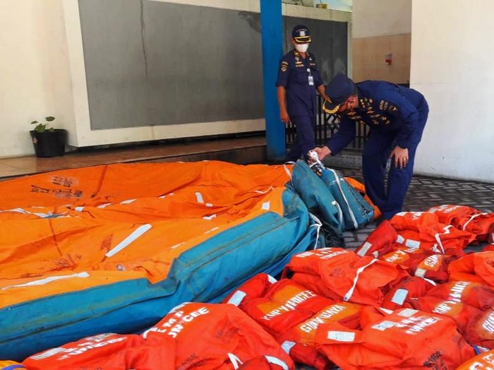 Ditemukan 20 life jaket Milik KMP Yunicee, 0encadian Penumpang Hilang Difokuskan Ke Selatan