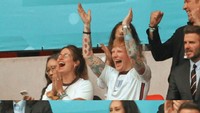 Sorak sorai Ed Sheeran dan David Beckham ketika gol pertama diciptakan oleh Raheem Sterling. Foto: Instagram