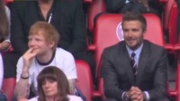 Saat babak pertama ketika pertandingan masih belum ada gol, Ed Sheeran dan Beckham sesekali tampak cemas. Foto: Instagram