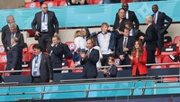 Ternyata di tribun yang sama hadir juga keluarga dari Kerajaan Inggris, terlihat Pangeran William hingga Kate Middleton ikut bertepuk tangan setelah Inggris menaklukkan Jerman 2-0. Foto: Instagram