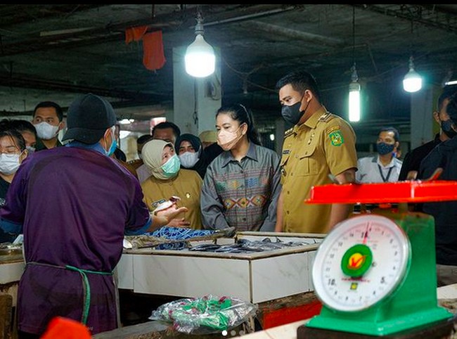 Kalau ini penampilan Kahiyang Ayu saat belanja di pasar tradisional jelang Lebaran. Ia cukup berkemeja santai denga wajah natural tanpa riasan.(Foto: Instagram/@kahiyangayu)