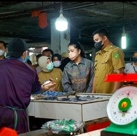 Kalau ini penampilan Kahiyang Ayu saat belanja di pasar tradisional jelang Lebaran. Ia cukup berkemeja santai denga wajah natural tanpa riasan.(Foto: Instagram/@kahiyangayu)