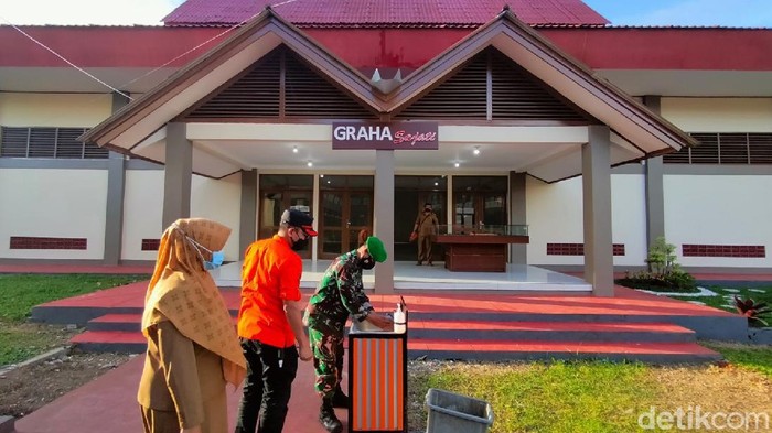 Gedung Pusdiklat BKPSDM di Kabupaten Kuningan dirombak jadi lokasi isolasi pasien Corona. Gedung itu akan tampung pasien COVID-19 bergejala ringan dan sedang.
