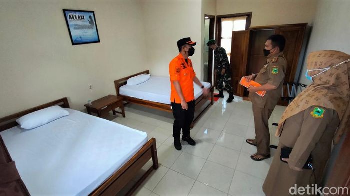 Gedung Pusdiklat BKPSDM Kuningan Jadi Tempat Isolasi Pasien Corona Gedung Pusdiklat BKPSDM di Kabupaten Kuningan dirombak jadi lokasi isolasi pasien Corona. Gedung itu akan tampung pasien COVID-19 bergejala ringan dan sedang.