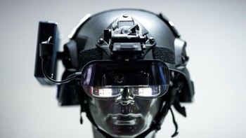 Perusahaan Youbique menampilkan kacamata virtual reality, Darlene dalam ajang MWC 2021.  Sejumlah perusahaan besar teknologi hanya ikut bagian secara online dengan alasan pandemi.