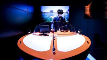 Pengunjung mencoba permainan VR di Orange booth pada ajang Mobile World Congress 2021. Pabrikan teknologi yang ikut secara online seperti Samsung, Lenovo, Google, Nokia, Sony, Ericson, IBM dan Oracle.
