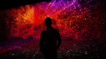 Permainan sinar proyektor du booth TelcoDR booth pada ajang Mobile World Congress (MWC) 2021. Perusahaan yang ikut MWC 2021 secara langsung (offline) seperti seperti ZTE, Xiaomi dan LG.