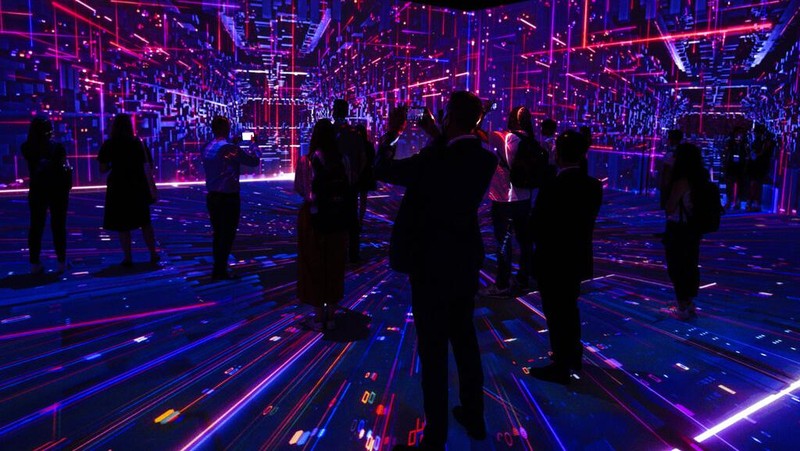 Sejumlah pengunjung menyaksikan pesta teknologi smartphone sedunia, Mobile World Congress di Spanyol. Pameran yang akan berlangsung hingga besok (1/7) berlangsung sederhana.