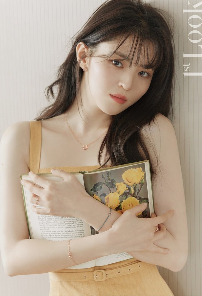 Han So Hee menghiasi majalah 1st Look edisi bulan Juli 2021 dengan potret cantiknya. Ia tampil fresh dengan makeup tipis, dalam balutan dress berwarna pastel. Foto: dok. 1st Look