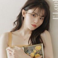 Han So Hee menghiasi majalah 1st Look edisi bulan Juli 2021 dengan potret cantiknya. Ia tampil fresh dengan makeup tipis, dalam balutan dress berwarna pastel. Foto: dok. 1st Look