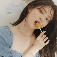 Brand ambassador STONEHENgE ini memamerkan beberapa koleksi anting dan jam tangan dari brand perhiasan asal Korea Selatan, yang dikenakannya di Nevertheless. Foto: dok. 1st Look