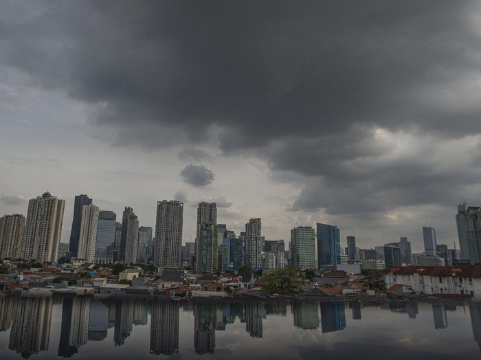 Suasana gedung-gedung bertingkat yang diselimuti awan hitam di Jakarta, Kamis (24/6/2021). Badan Meteorologi, Klimatologi dan Geofisika (BMKG) mengungkapkan wilayah Jakarta dan sekitarnya masih dilanda hujan dan hawa dingin di musim kemarau karena ada gangguan atmosfer Indian Ocean dipole mode yang masih negatif serta diperkirakan terjadi hingga akhir Juni. ANTARA FOTO/Aditya Pradana Putra/rwa.