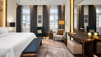 Hotel tersebut memiliki 130 kamar untuk tamu. Banyak fitur asli istana yang masih utuh, seperti lampu kristal dan langit-langitnya yang menjulang tinggi. (Marriot)