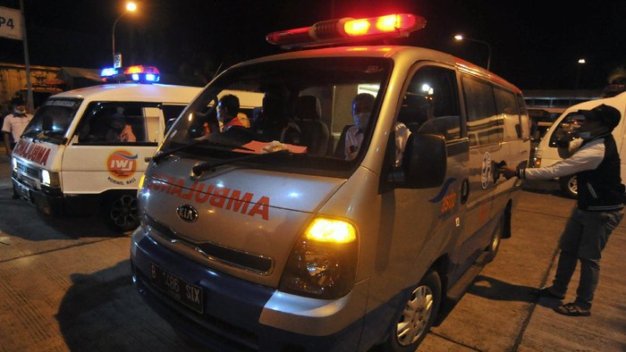 JENAZAH KORBAN KECELAKAAN KMP YUNICE Mobil ambulans mengangkut jenazah penumpang KMP Yunice di Pelabuhan Gilimanuk, Jembrana, Bali, Rabu (30/6/2021) dini hari. Hingga Rabu (30/6) dini hari, sebanyak enam jenazah korban meninggal dalam peristiwa tenggelamnya KMP Yunice di Selat Bali telah ditemukan. ANTARA FOTO/Fikri Yusuf/aww.