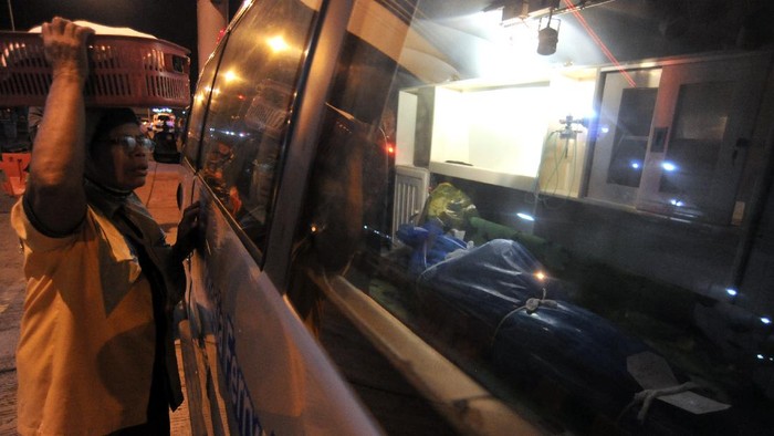 JENAZAH KORBAN KECELAKAAN KMP YUNICE Mobil ambulans mengangkut jenazah penumpang KMP Yunice di Pelabuhan Gilimanuk, Jembrana, Bali, Rabu (30/6/2021) dini hari. Hingga Rabu (30/6) dini hari, sebanyak enam jenazah korban meninggal dalam peristiwa tenggelamnya KMP Yunice di Selat Bali telah ditemukan. ANTARA FOTO/Fikri Yusuf/aww.