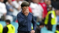 Foto: Joachim Loew, Ketika Tangan dan Jarinya Beraksi