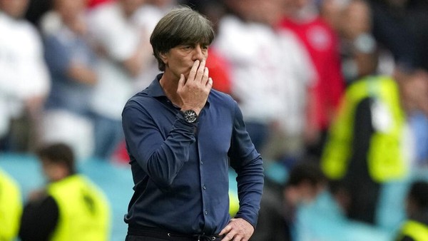 Foto: Joachim Loew, Ketika Tangan dan Jarinya Beraksi