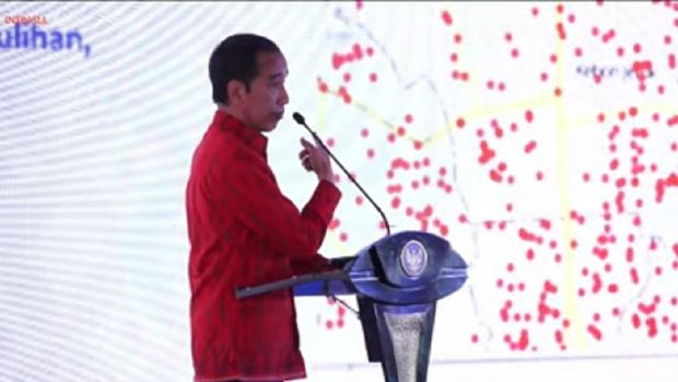 Jokowi Saat Tampikan Peta Corona di Jakbar