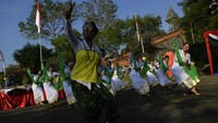 Seorang penari menampilkan Tari Remo saat umat Hindu melaksanakan Upacara Nata Jagad di Pura Medang Kamulan di Gresik, Jawa Timur.