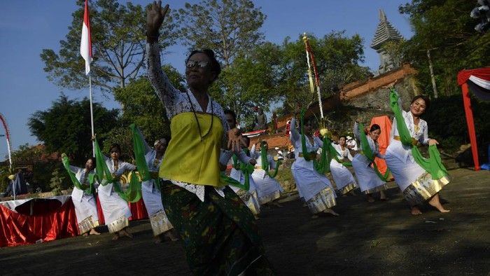 Umat Hindu di Gresik menggelar Upacara Nata Jagad di Pura Medang Kamulan. Upacara itu digelar untuk jaga keharmonisan antara manusia dengan alam.