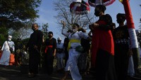 Umat Hindu Pura Medang Kamulan, di Gresik, Jawa Timur, masih melaksanakan upacara Nata Jagad meski pandemi COVID-19 masih melanda di Indonesia. 