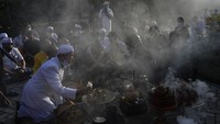 Upacara Nata Jagad itu diikuti oleh sejumlah umat Hindu di kawasan Gresik, Jawa Timur.
