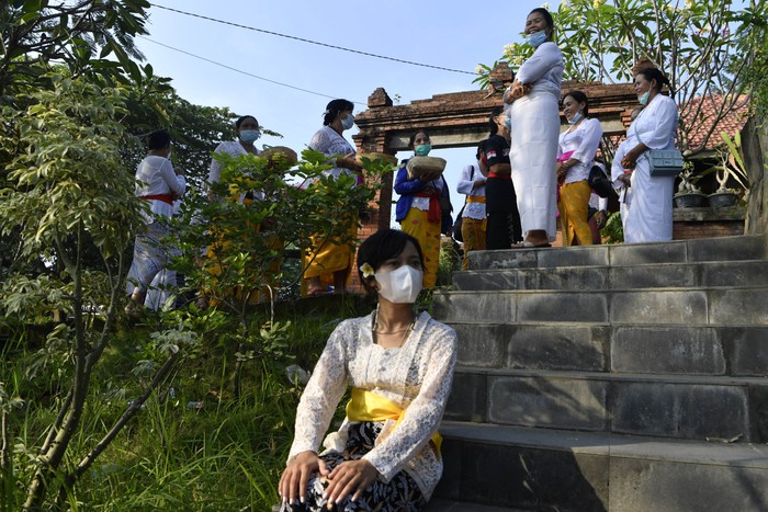 Umat Hindu di Gresik menggelar Upacara Nata Jagad di Pura Medang Kamulan. Upacara itu digelar untuk jaga keharmonisan antara manusia dengan alam.