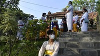 Guna mencegah penyebaran virus Corona, upacara tersebut digelar dengan menerapkan protokol kesehatan.