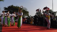 Umat Hindu menampilkan tari-tarian saat pelaksanaan Upacara Nata Jagad di Pura Medang Kamulan di Gresik, Jawa Timur.