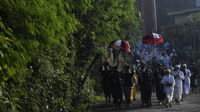 Umat Hindu di Gresik menggelar Upacara Nata Jagad di Pura Medang Kamulan. Upacara itu digelar untuk jaga keharmonisan antara manusia dengan alam.