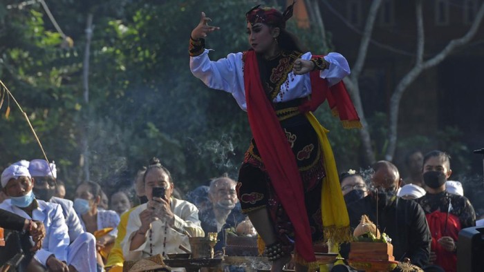 Kala Umat Hindu di Gresik Gelar Upacara Nata Jagad Saat Pandemi Umat Hindu di Gresik menggelar Upacara Nata Jagad di Pura Medang Kamulan. Upacara itu digelar untuk jaga keharmonisan antara manusia dengan alam.