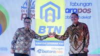 Direktur Utama PT Bank Tabungan Negara (Persero) Tbk. Haru Koesmahargyo (kanan) dan Direktur Utama PT Pos Indonesia (Persero) Faizal R. Djoemadi kompak tersenyum memandang papan tanda layanan eBataraPos BTN di Kantor Pos, Rabu (30/6).