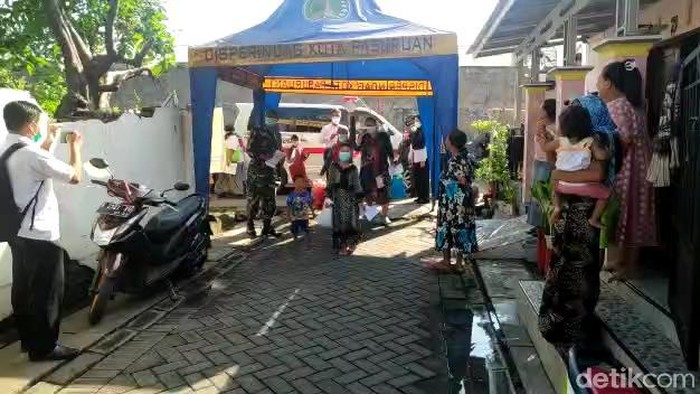 Sebanyak 53 warga dari klaster ziarah di Kelurahan Trajeng, Kecamatan Panggungrejo dinyatakan sembuh dari COVID-19. Mereka pulang dari rumah karantina.
