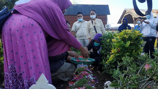 Proses pemakaman kakak dan adik korban kecelakaan KMP Yunicee, Alifiah dan Bagas, Rabu (30/6/2021).