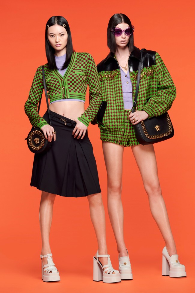 Berikut koleksi terbaru Versace Resort 2022 yang terinspirasi busana tahun 90-an untuk kamu para generasi TikTok.  Foto: dok. Courtesy of Versace.