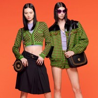 Berikut koleksi terbaru Versace Resort 2022 yang terinspirasi busana tahun 90-an untuk kamu para generasi TikTok.  Foto: dok. Courtesy of Versace.
