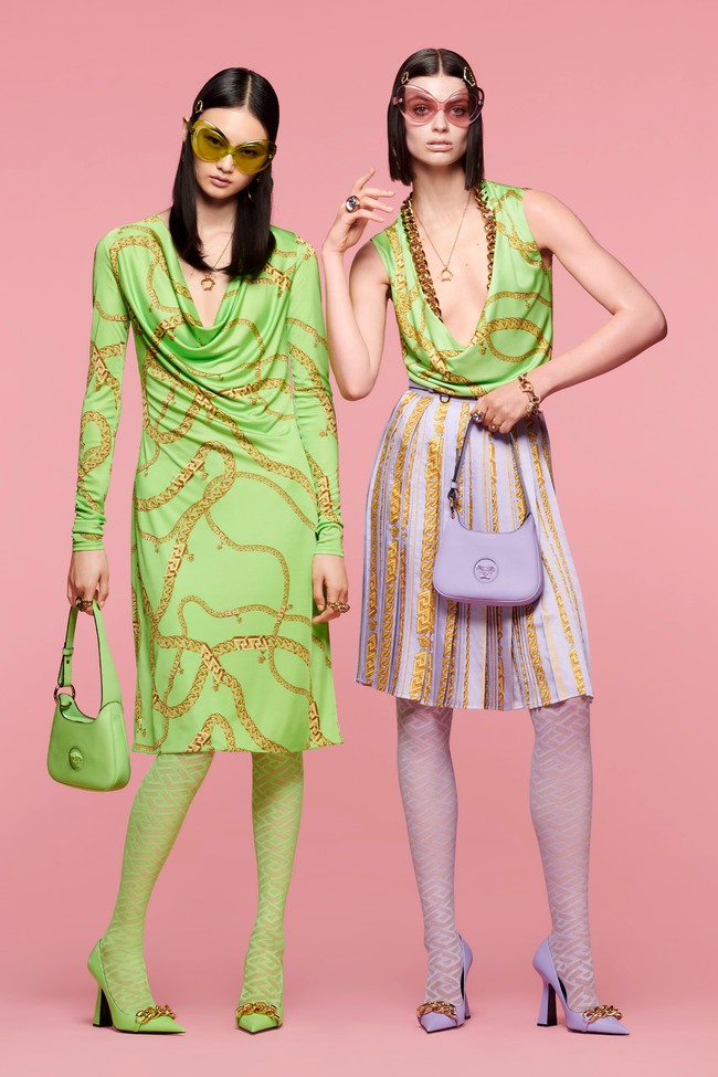 Berikut koleksi terbaru Versace Resort 2022 yang terinspirasi busana tahun 90-an untuk kamu para generasi TikTok.  Foto: dok. Courtesy of Versace.