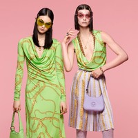 Berikut koleksi terbaru Versace Resort 2022 yang terinspirasi busana tahun 90-an untuk kamu para generasi TikTok.  Foto: dok. Courtesy of Versace.