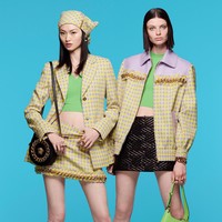 Berikut koleksi terbaru Versace Resort 2022 yang terinspirasi busana tahun 90-an untuk kamu para generasi TikTok.  Foto: dok. Courtesy of Versace.