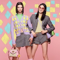 Berikut koleksi terbaru Versace Resort 2022 yang terinspirasi busana tahun 90-an untuk kamu para generasi TikTok.  Foto: dok. Courtesy of Versace.