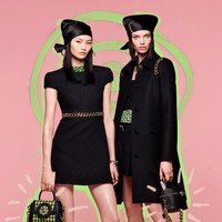 Berikut koleksi terbaru Versace Resort 2022 yang terinspirasi busana tahun 90-an untuk kamu para generasi TikTok.  Foto: dok. Courtesy of Versace.
