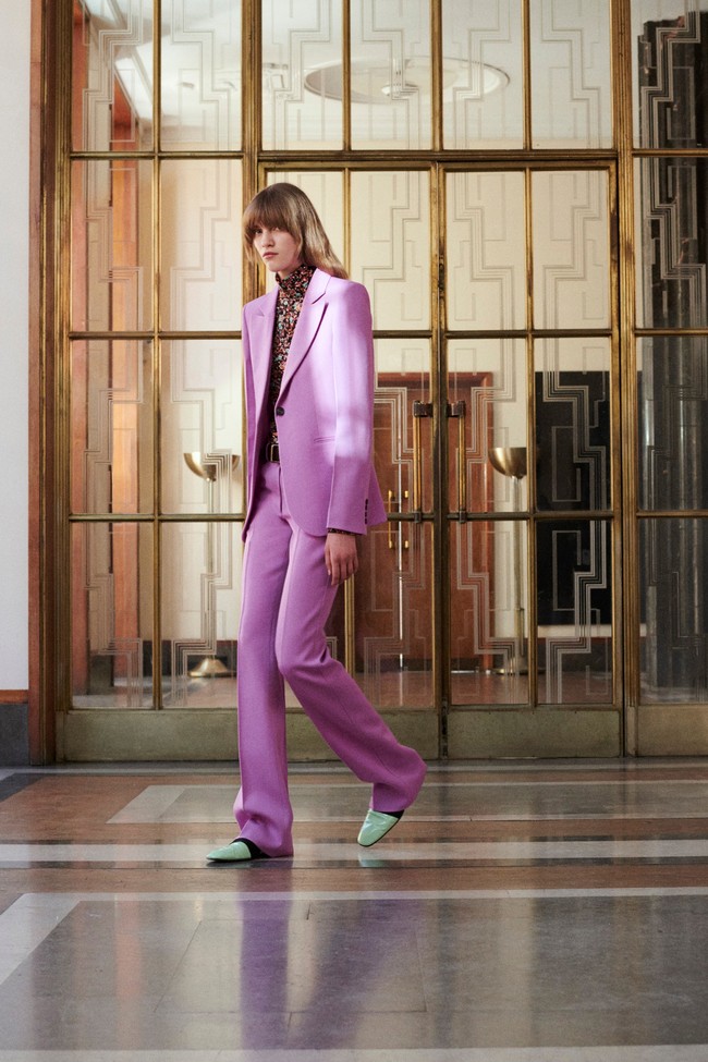 Peragaan busana karya Victoria Backham untuk koleksi terbarunya Resort 2022 yang dirilis dengan harga lebih murah dari sebelumnya. Foto. dok. Victoria backham