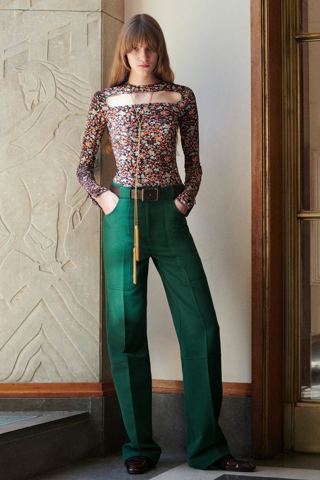 Peragaan busana karya Victoria Backham untuk koleksi terbarunya Resort 2022 yang dirilis dengan harga lebih murah dari sebelumnya. Foto. dok. Victoria backham