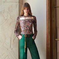 Peragaan busana karya Victoria Backham untuk koleksi terbarunya Resort 2022 yang dirilis dengan harga lebih murah dari sebelumnya. Foto. dok. Victoria backham