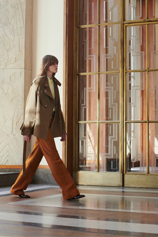 Peragaan busana karya Victoria Backham untuk koleksi terbarunya Resort 2022 yang dirilis dengan harga lebih murah dari sebelumnya. Foto. dok. Victoria backham