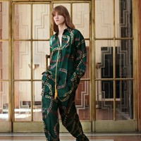 Peragaan busana karya Victoria Backham untuk koleksi terbarunya Resort 2022 yang dirilis dengan harga lebih murah dari sebelumnya. Foto. dok. Victoria backham